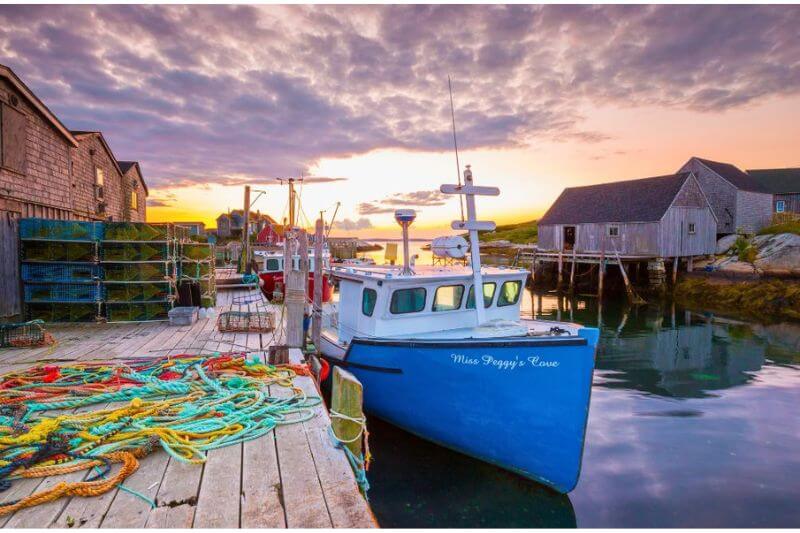 Luxury Private Tour to Peggy’s Cove: Explore in Style!