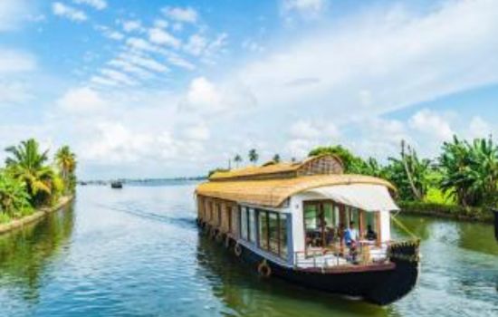 Escape to Kerala: Heritage, Hills & Waterways